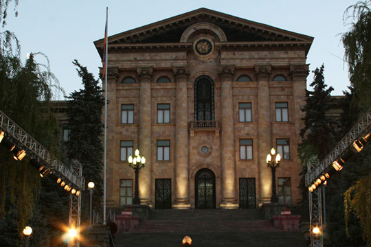 Ընդդիմադիր պատգամավորները մուտք գործեցին խորհրդարան․ տեսանյութ