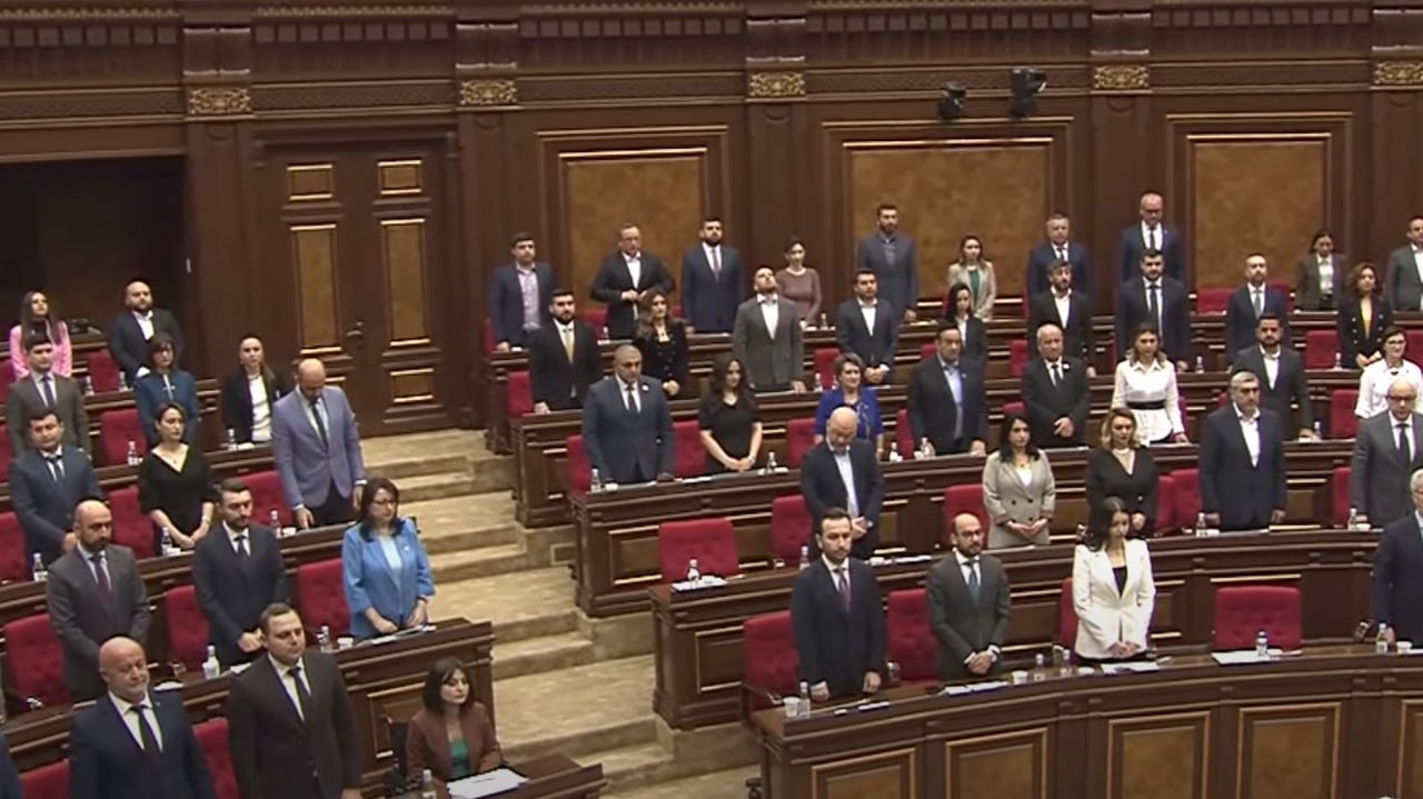 Խորհրդարանը մեկ րոպե լռությամբ հարգեց ուղղաթիռի վթարի հետևանքով զոհված Իրանի նախագահի և ԱԳ նախարարի հիշատակը 