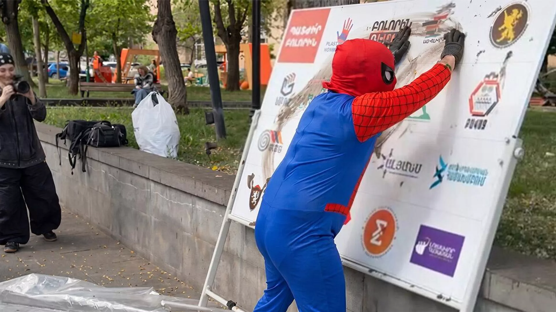 «Պատժի՛ր բոլորին»․ «Բոլորին դեմ եմ»-ը քարոզարշավը մեկնարկել է «ցեխոտ» ակցիայով
