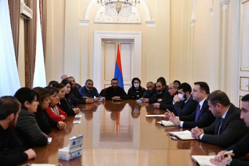 Հայաստանի նախագահի աշխատակազմի ղեկավարը հանդիպել է անհետ կորածների ընտանիքների անդամների հետ