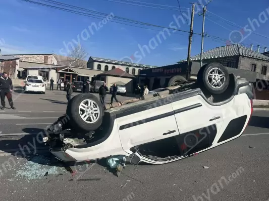 Հրազդանում բախվել են «Toyota»-ն և «Honda»-ն․ վերջինը գլխիվայր հայտնվել է երթևեկելի գոտում․ կան վիրավորներ