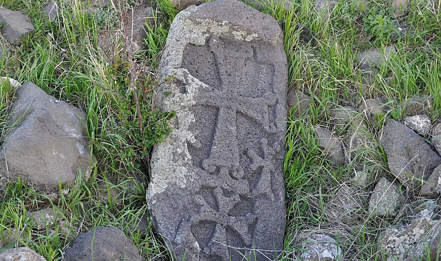 Կարսում փորագրված խաչերով հայկական գերեզմանաքարեր են ավերվել