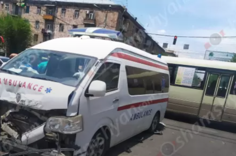 Երևանում շտապօգնության ավտոմեքենայի մասնակցությամբ ավտովթար է տեղի ունեցել
