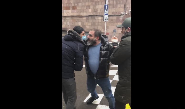 Ինչպես ոստիկանները բերման ենթարկեցին Նարեկ Մալյանին (տեսանյութ)
