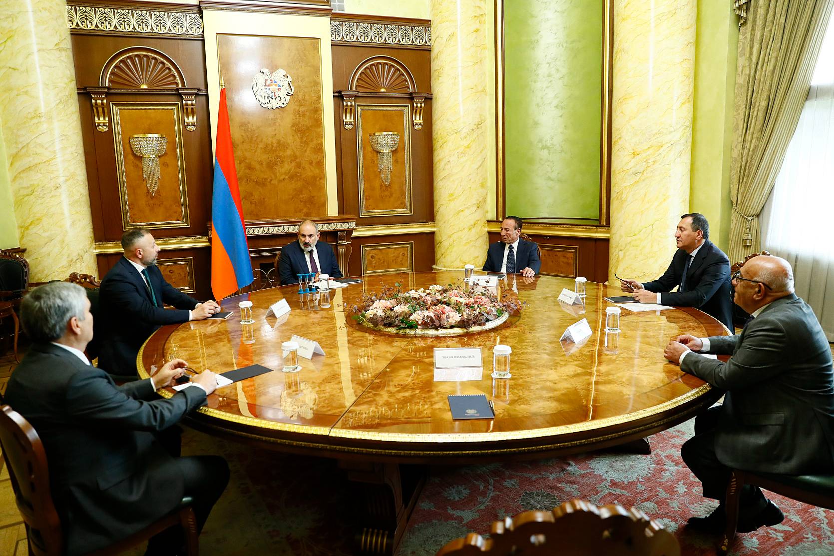 Премьер-министр провел встречу с руководителями внепарламентских политических сил