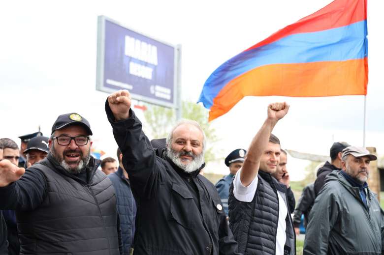 «Այսօր հանրահավաք չի լինելու». Սրբազանի առաջնորդությամբ ուխտագնացության մասնակիցներն ավտոերթով վերադարձան Երևան