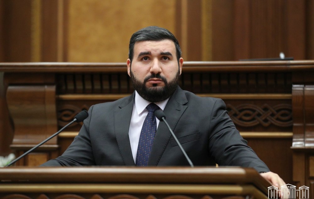 Ընդդիմադիր ապիկարության շրջանակներում նույնիսկ պատգամավորի տան տեղն են շփոթել, որի դռան առաջ պետք է ռումբ դնեին. Ալեքսանյան