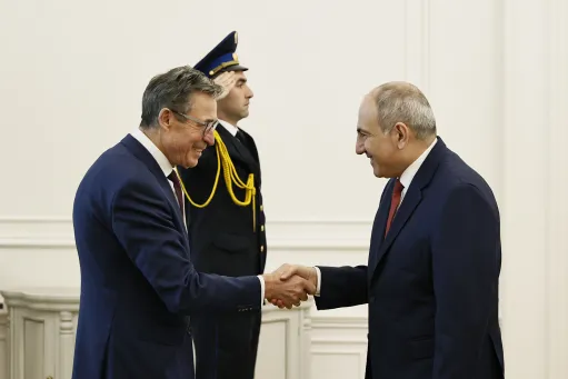 Փաշինյանը հանդիպել է ՆԱՏՕ-ի նախկին գլխավոր քարտուղարի հետ․ քննարկվել է խաղաղության համաձայնագիրը