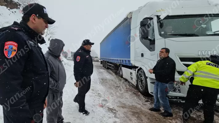 Հալիձորի ոլորաններում ձնաբքի ու մերկասառույցի մեջ 40-ից ավելի ավտոմեքենա է մնացել