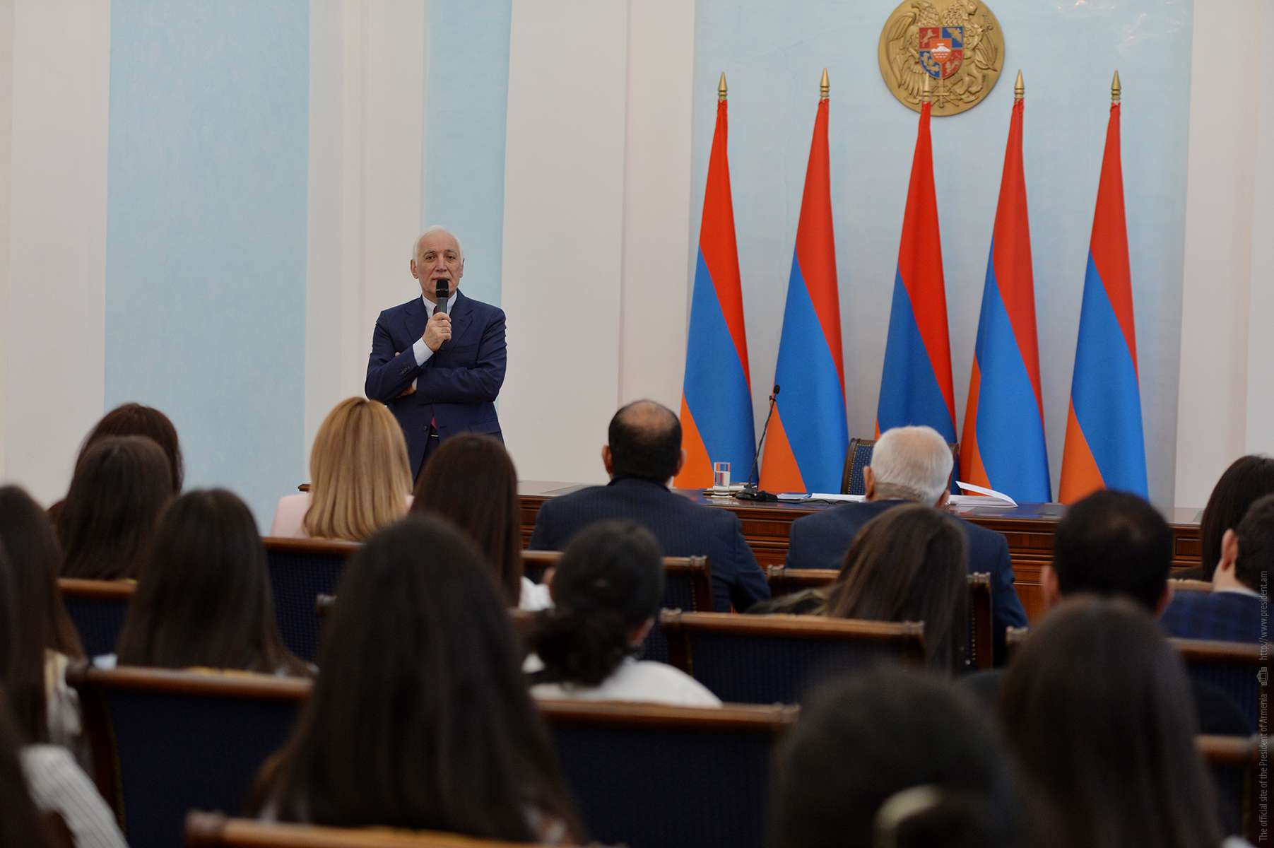 Պետք է սանտիմետրերով ճանաչենք մեր երկիրը․ ՀՀ նախագահը հյուրընկալել էր շիրակցի ուսանողների և աշակերտների