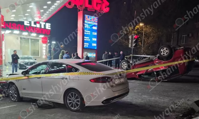Երևանում բախվել են «Ford Fusion»-ը և «Nissan X-Trail»-ը․ վերջինը գլխիվայր շրջվել է, իսկ «Ford Fusion»-ը բախվել է բազալտե եզրաքարերին և բենզալցակայանի երկաթե արգելապատնեշին