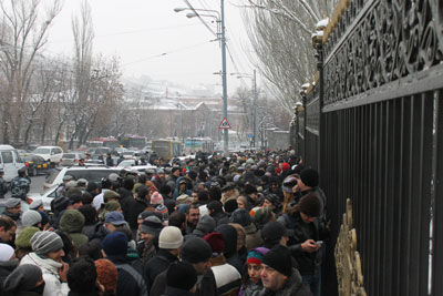Բողոքի ակցիա են անում ԱԺ մուտքերի մոտ (ուղիղ)