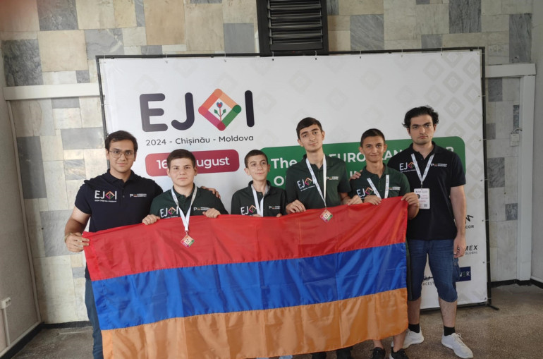 2 բրոնզե մեդալ՝ Եվրոպայի ինֆորմատիկայի պատանեկան 8-րդ օլիմպիադայից