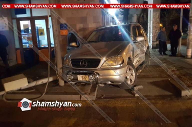 Երևանում բախվել են BMW-ն ու Mercedes-ը, Mercedes-ն էլ վրաերթի է ենթարկել մորն ու աղջկան և տապալել «սվետաֆորը»