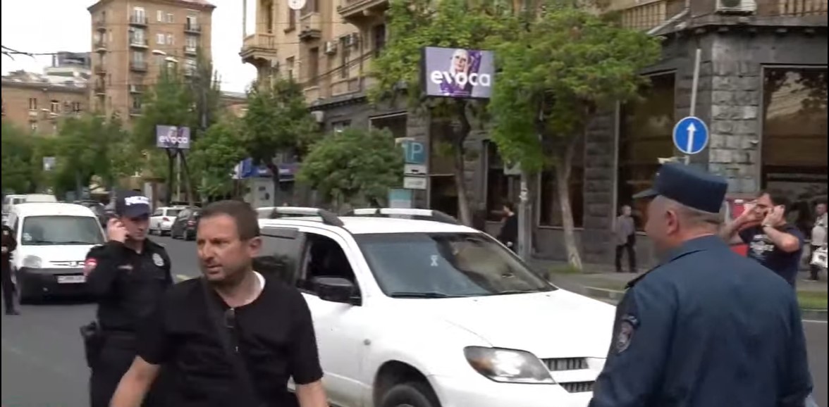 Ուսադիրով ոստիկանը բերման է ենթարկում ոստիկանության գնդապետ Սայաթ Շիրինյանին. Գեղամ Մանուկյան