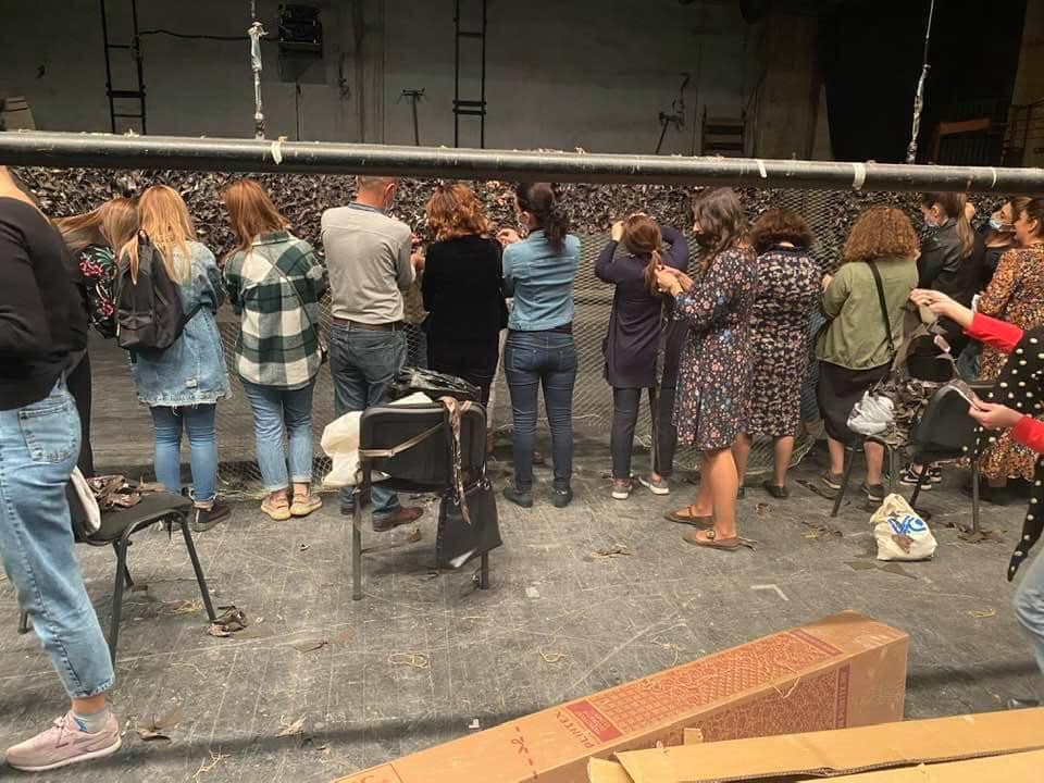 Օպերայի և բալետի ազգային ակադեմիական թատրոնի բեմը վերածվել է քողարկող ցանցեր պատրաստելու հարթակի. նախարար (լուսանկարներ)