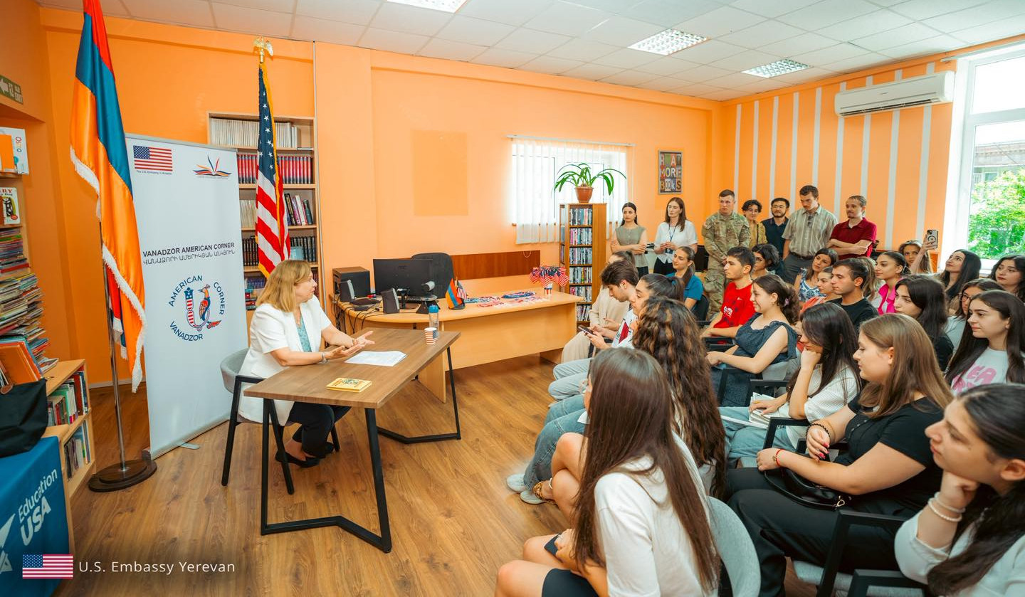 ԱՄՆ դեսպանը հանդիպել է Լոռու մարզի դպրոցականների, ուսանողների և ԱՄՆ փոխանակման ծրագրերի շրջանավարտների հետ