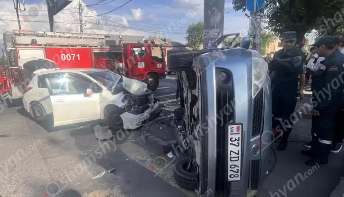 Խոշոր ավտովթար Երևանում. Մալաթիայի թաղապետարանի խաչմերուկում բախվել են «Nissan Tiida»-ները, որոնցից մեկը կողաշրջվել և հայտնվել է մայթին. կա 3 վիրավոր