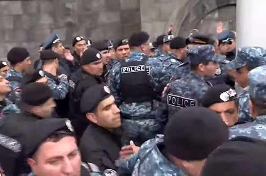 Երևանի տարբեր հատվածներից ոստիկանության բաժիններ է բերման ենթարկվել 48 քաղաքացի