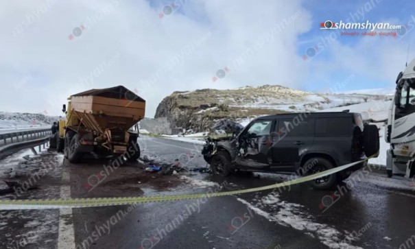 «Land Rover»-ը վրաերթի է ենթարկել ճանշինի աշխատակցին,ապա բախվել աղ ու ավազի խառնուրդ ցանող մեքենային