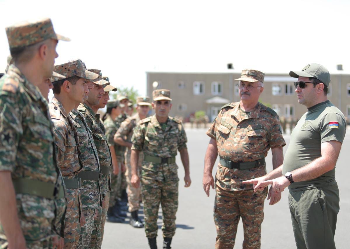 Министр обороны и начальник Генштаба ВС наблюдали за аттестационными экзаменами в воинских частях