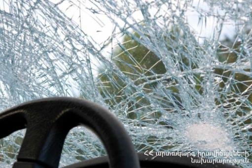 Երևանում վթարից հետո մեքենաներից մեկը բռնկվել է, մեջը արգելափակված քաղաքացիներ են. ահազանգ