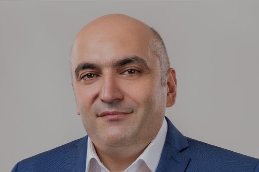 ԱԺ նիստի մեկնարկին ՔՊ խմբակցությունից հեռացած Նարեկ Զեյնալյանի մանդատը հանձնվեց Ալեքսանդր Ավետիսյանին
