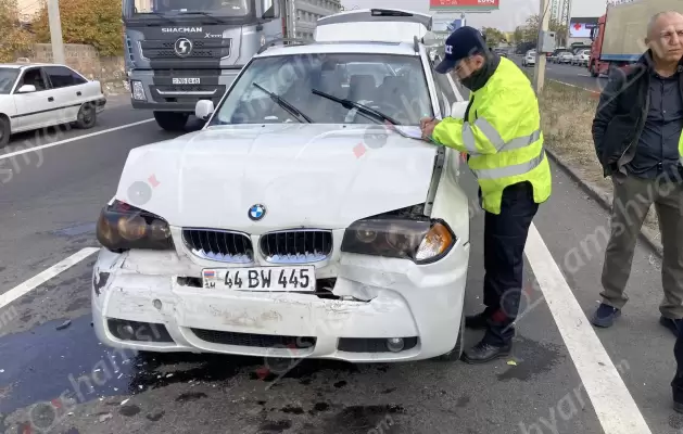 Աբովյանի «Գայի պոստի» մոտ վթարի են ենթարկվել հարսանեկան արարողության մեկնողները. բախվել են նրանց «BMW X5»-ը, «BMW»-ն և «Volkswagen»-ը. կա վիրավոր