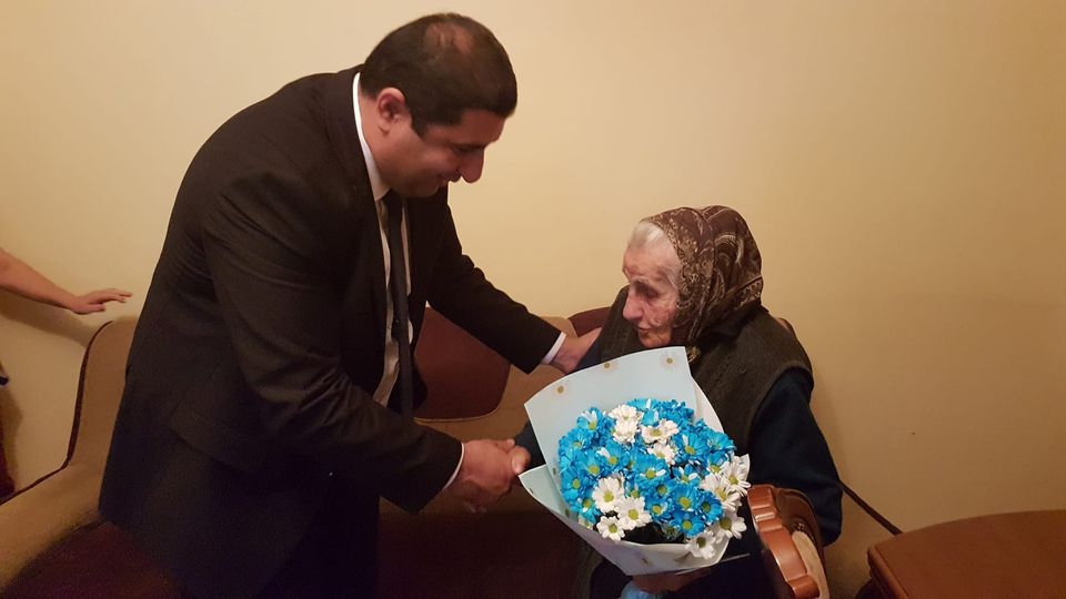 Գյումրի համայնքի ղեկավարն այցելել է 102-ամյա Ասանեթ Շահումյանին, 101-ամյա Վարդ Ղարիբյանին և 100-ամյա Մարգարիտ Զաքեյանին