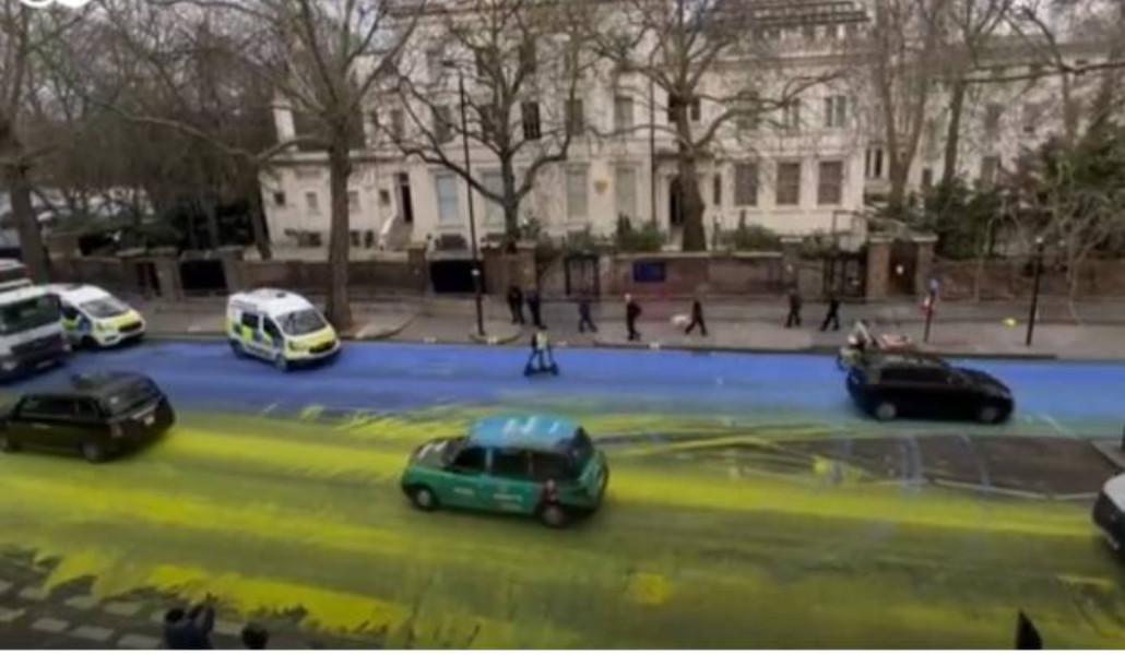 Լոնդոնում ՌԴ դեսպանատան փողոցը ներկել են Ուկրաինայի դրոշի գույներով