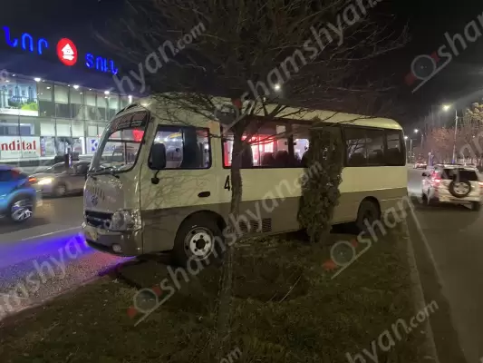 Երևանում թիվ 42 երթուղին սպասարկող «Hyundai» ավտոբուսից, որում եղել են մոտ 30-ից ավելի ուղևոր, վարորդն իջել է, ավտոբուսն առաջ է ընթացել, կոտրել 2 ծառ
