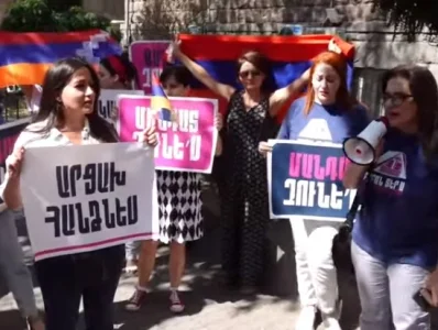 Հայաստանի ԿԸՀ-ի դիմաց ակցիային միացել են կանանց նախաձեռնության անդամները