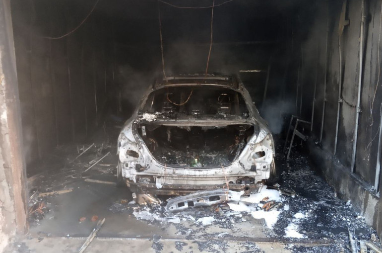Հրդեհ՝ ավտոտնակում, այրվել է «Mercedes-Benz»-ը և երկու ներքնակ