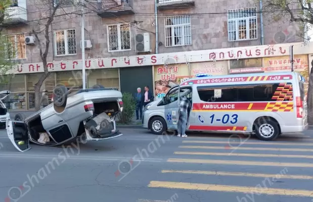 Ավտովթար Երևանում. բախվել են «Volkswagen Vento»-ն ու «Changan»-ը. «Volkswagen»-ը գլխիվայր շրջվել է