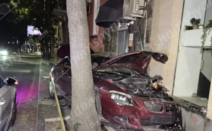 «BMW»-ն Նալբանդյան փողոցում բախվել է շենքի պատին