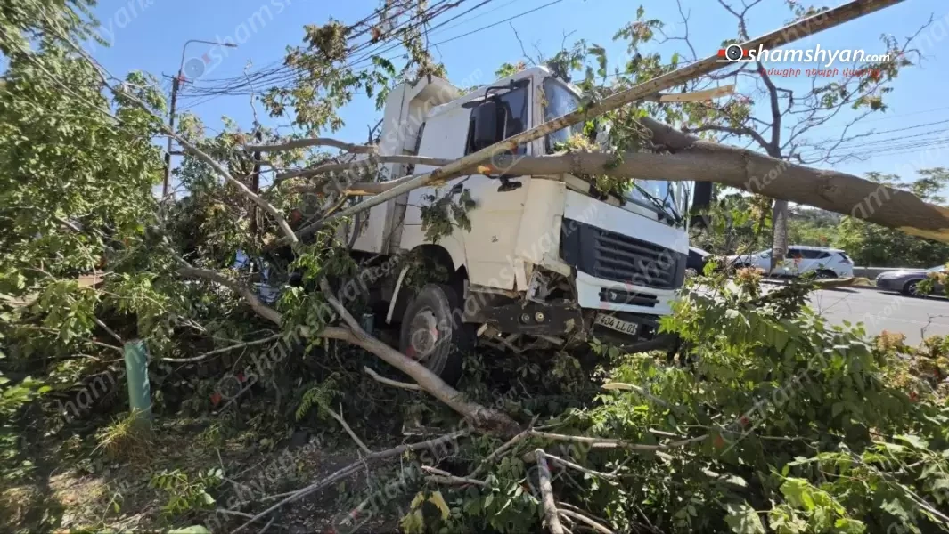 Դավիթ Բեկի փողոցում «KamAZ»-ը բախվել է ծառերին, ապա կոտրել գազատար խողովակի երկաթե հենասյուները