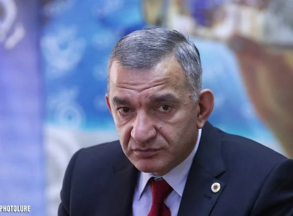 «Հանրային Ձայն»-ի ավագանու անդամները հայտարարում են, որ այլեւս քաղաքական առնչություն չունեն Արտակ Գալստյանի հետ