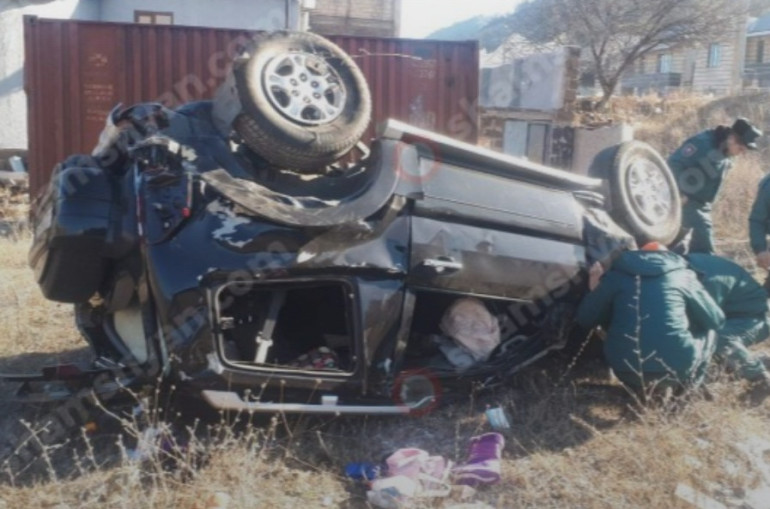 Ծաղկաձորում Mitsubishi Pajero-ն, մի քանի պտույտ շրջվելով, գլխիվայր հայտնվել է դաշտում, վարորդը հիվանդանոցում մահացել է