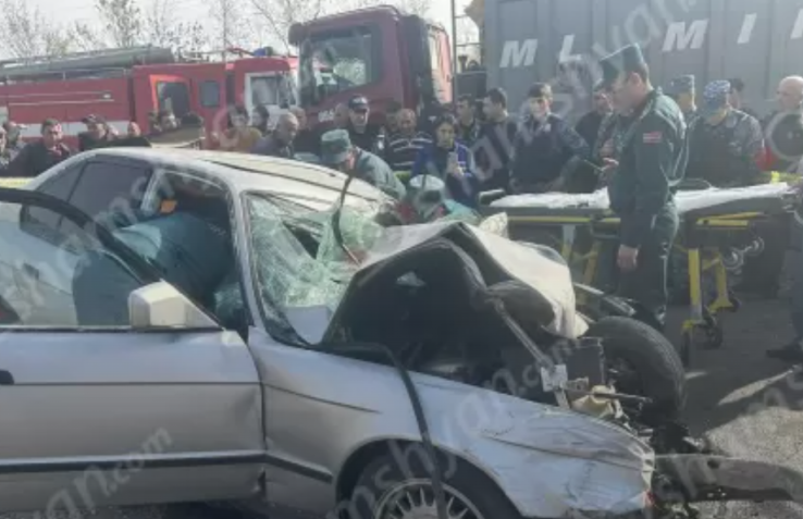 Արագածոտնում բախվել են BMW-ն, Mercedes Vito-ն ու Scania բեռնատարը. մահացածին մեքենայից դուրս են բերել փրկարարները