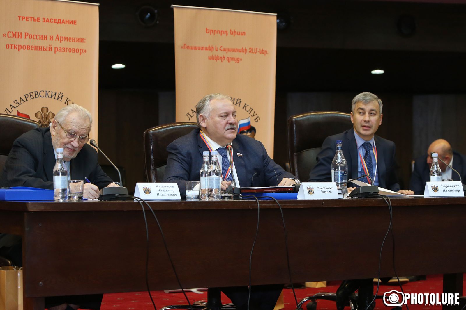 Վլադիմիր Կարապետյանը «Լազարևյան ակումբ»-ի նիստի մասնակիցներին հորդորել է հարգել հայերենը