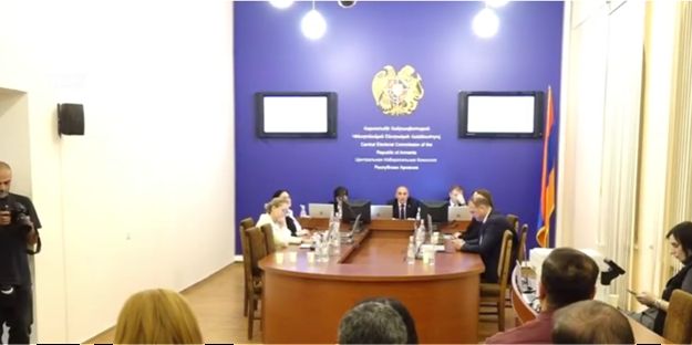Լարված իրավիճակ՝ ԿԸՀ-ում. «Կոռեկտ պահեք ձեզ», «Դարձել եք ձեր ղեկավարի կամակատարը, մենք գնում ենք»