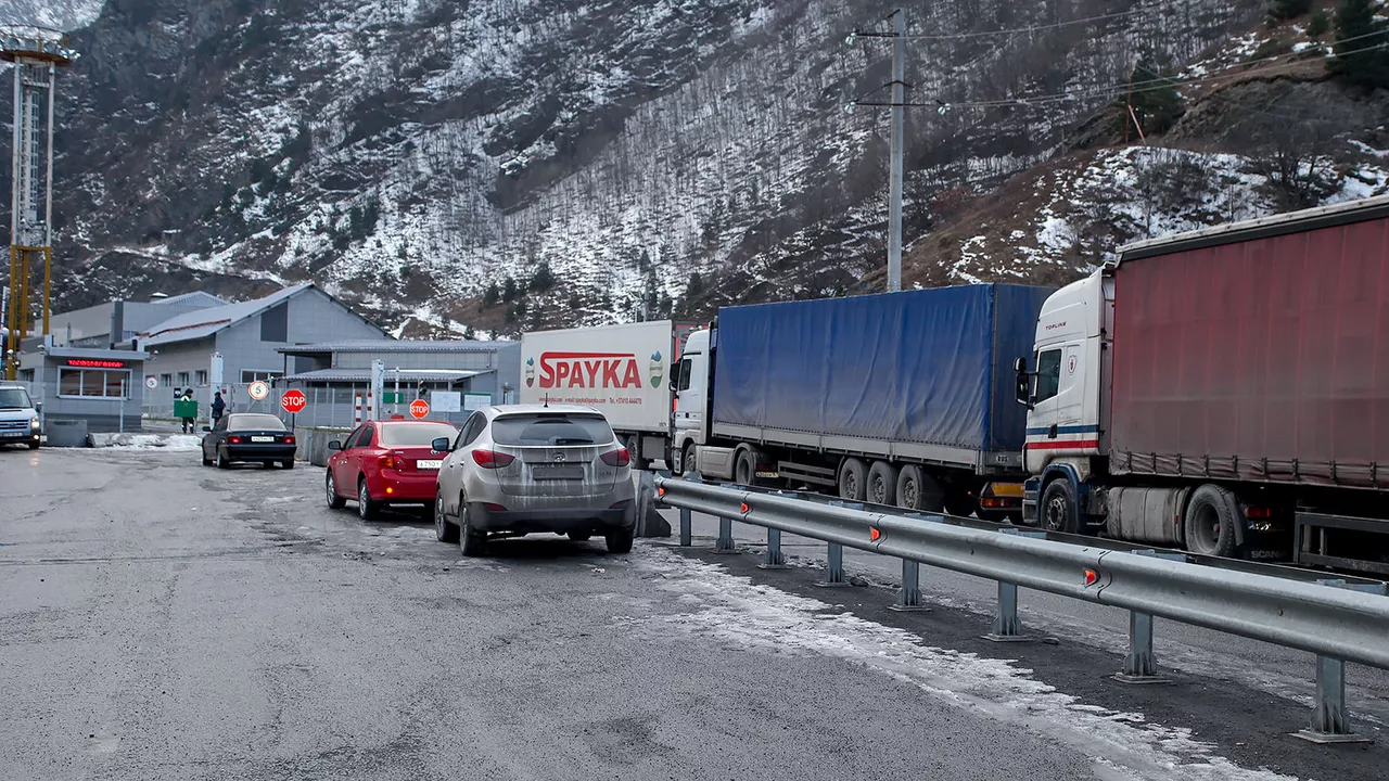 Վատ եղանակի պատճառով Վրաստանի ռազմական ճանապարհը բեռնատարների համար փակվել է