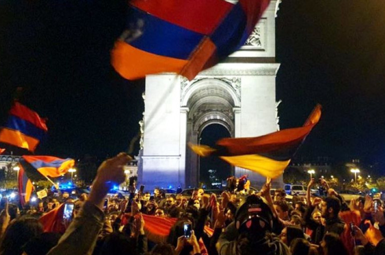 Փարիզում Թուրքիայի դեսպանատան դիմաց հայերը բողոքի ակցիա են կազմակերպել (տեսանյութ)