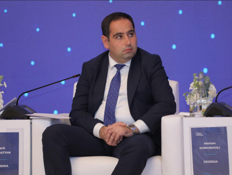 ՀՀ-ն առաջ քաշելով «Խաղաղության խաչմերուկ» նախագիծը, նպատակ է հետապնդում ապահովել տրանսպորտային կապակցվածությունը Հյուսիս-Հարավ և Արևելք-Արևմուտք ուղղություններով. Խուդաթյան
