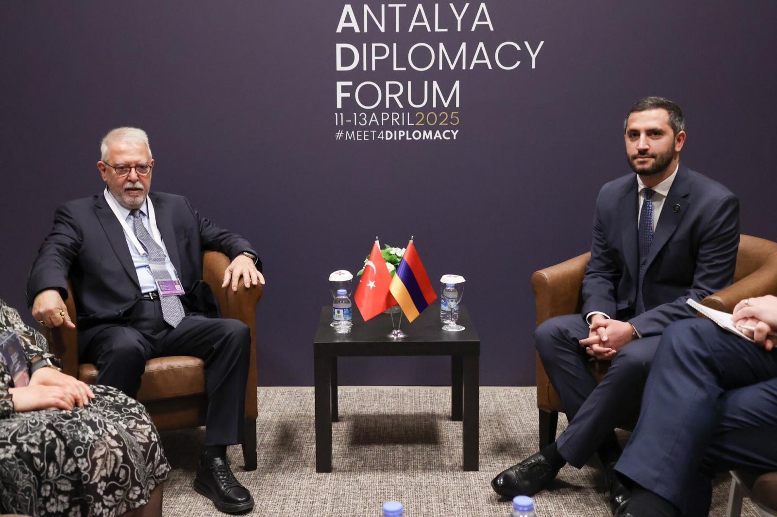 Անթալիայի դիվանագիտական ֆորումի շրջանակներում հանդիպել են Հայաստանի և Թուրքիայի հատուկ ներկայացուցիչները