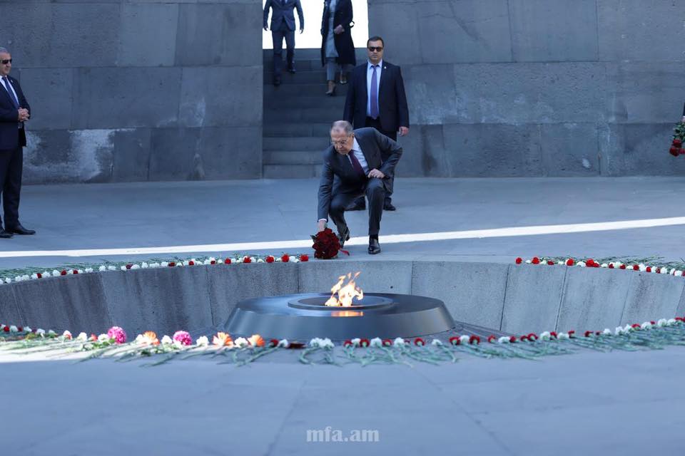 Лавров возложил венок к памятнику жертвам Геноцида Армян и цветы у вечного огня