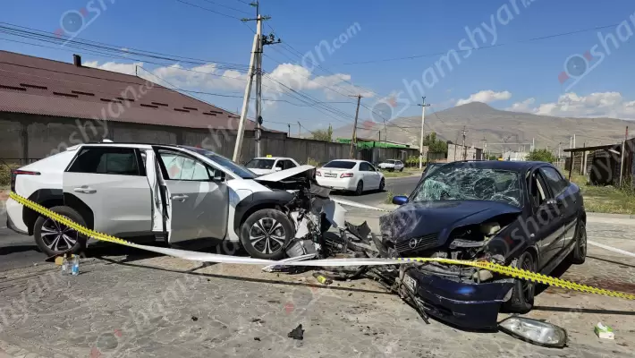 Խոշոր ավտովթար Կոտայքի մարզում. «Օդեսսա» հյուրանոցի մոտ բախվել են էլեկտրական «Toyota»-ն ու «Opel»-ը. կա 4 վիրավոր
