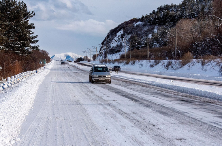 Արագածոտնի մարզի ավտոճանապարհներին տեղ-տեղ առկա է մերկասառույց, Աշոցք գյուղում ձյուն է տեղում