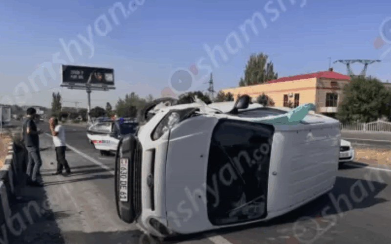 Կոտայքի մարզում «Ford Transit»-ը բախվել է եզրաքարին և կողաշրջված հայտնվել ճանապարհի մեջտեղում