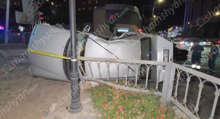 Խոշոր ավտովթար՝ Երևանում. բախվել են 2 «Mercedes», որոնցից մեկը կողաշրջվել է. կա վիրավոր